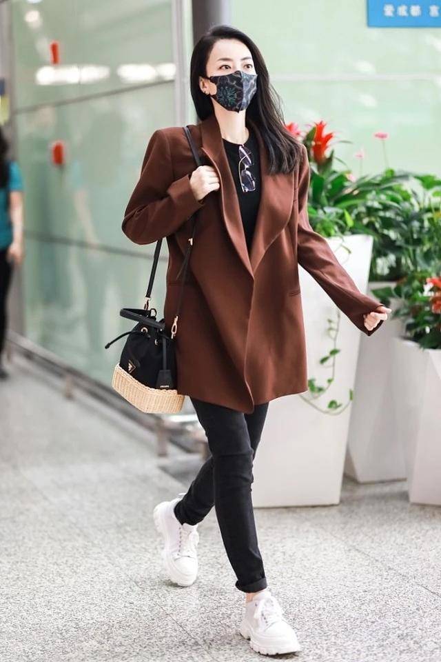 牛仔 霍汶希不愧是“最美经纪人”，秋冬造型时髦又养眼，不会穿就看看