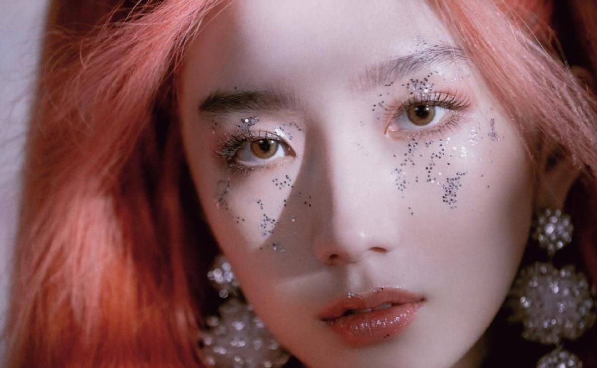 设计 孟美岐的颜值真高啊，穿酷炫的独特蓝色服装，妆容奇怪也能驾驭