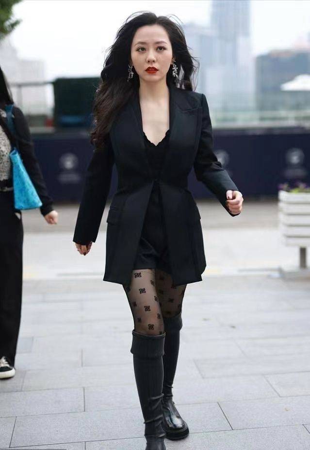 整体 张靓颖不到40就开始发福,穿西装配黑丝气质变了样,看着更有韵味