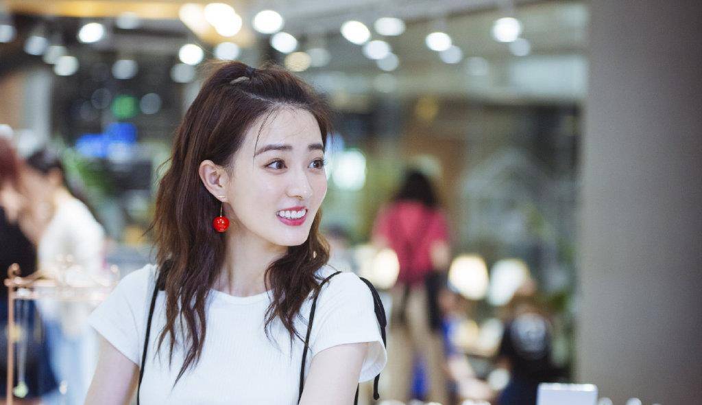 衣领 徐璐有25岁?穿白T配吊带裙,戴红色苹果耳环嫩成16岁少女