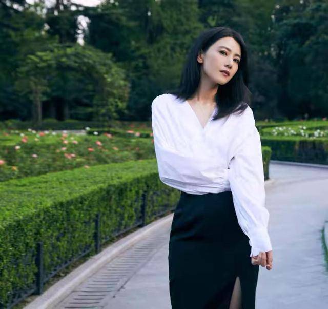 浅色 高圆圆真有气质女神范，浅色衬衫配牛仔裤简约利落，慵懒随性