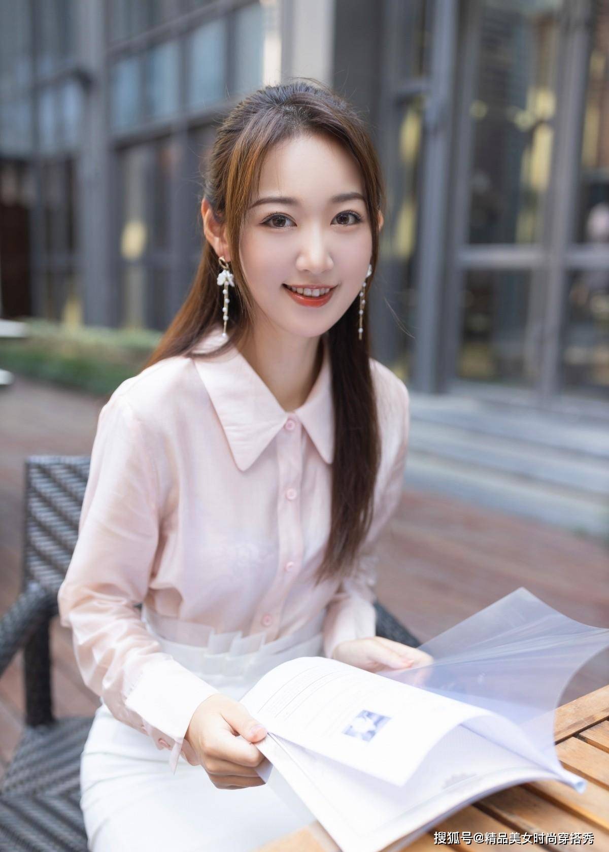 显高 浅粉色的衬衫很是清新减龄，下搭一条白色的半身裙，清新感十足