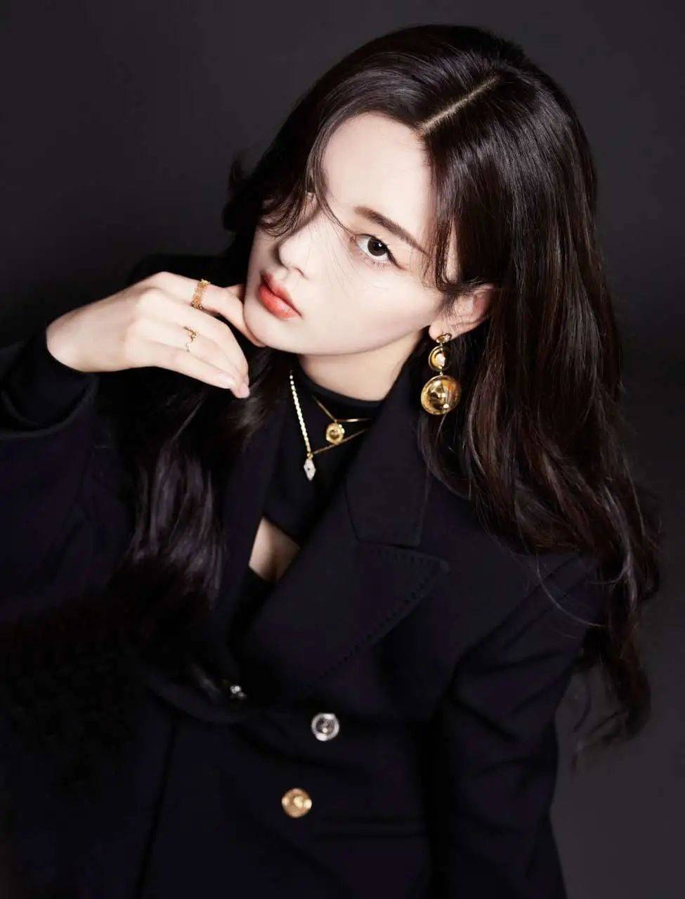 黑色 天才美少女：杨超越-多款穿搭显气质，双马尾的白色连衣裙更抢眼