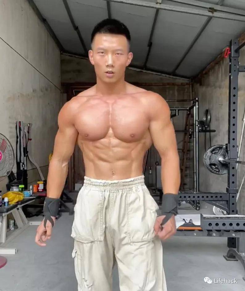 锻炼|农村小伙疯狂秀肌肉，身材碾压99%健身教练