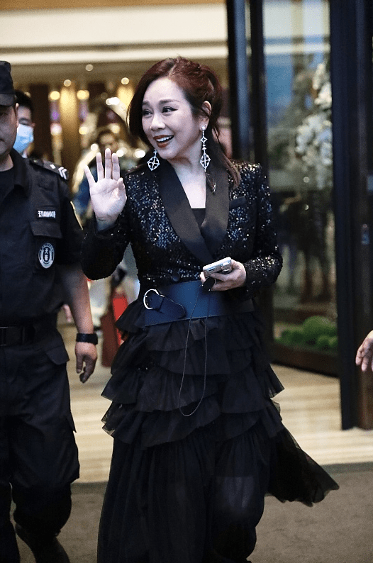 陈松伶 虽然陈松伶这妆化得太浓了，但是配黑衣却显得刚好，不怎么俗气