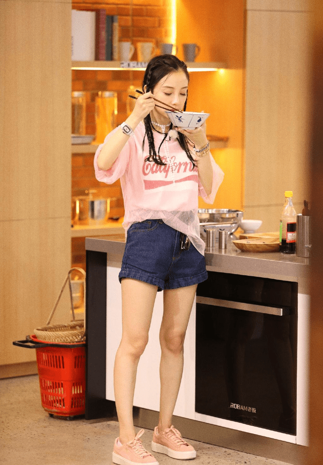 李小璐 李小璐不走甜美风也洋气，印花T恤配运动裤个性高调，抢眼时髦