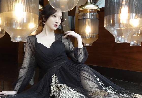 刘雨昕 大秀红毯比美：景甜全靠脸在撑，王子文新男友最抢镜，孟美岐翻车