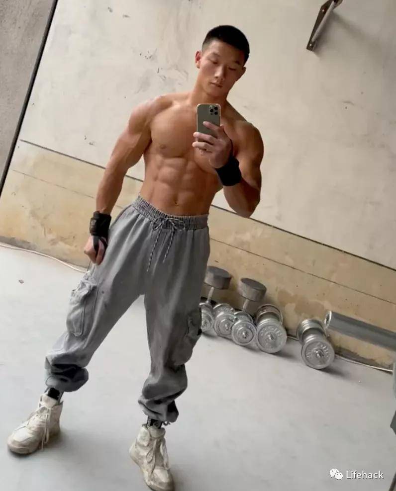 锻炼|农村小伙疯狂秀肌肉，身材碾压99%健身教练