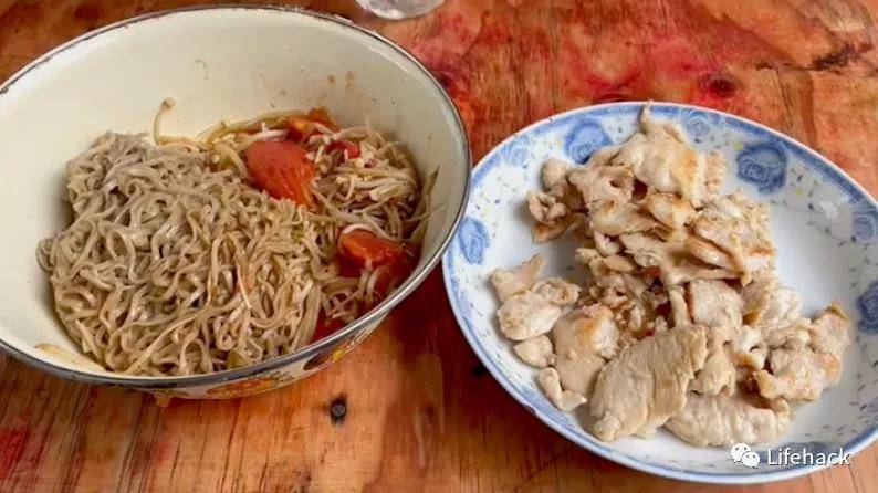 锻炼|农村小伙疯狂秀肌肉，身材碾压99%健身教练