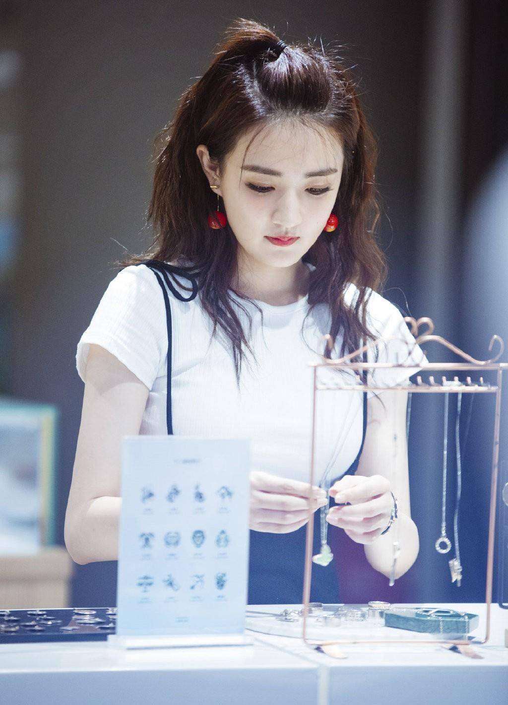 衣领 徐璐有25岁?穿白T配吊带裙,戴红色苹果耳环嫩成16岁少女
