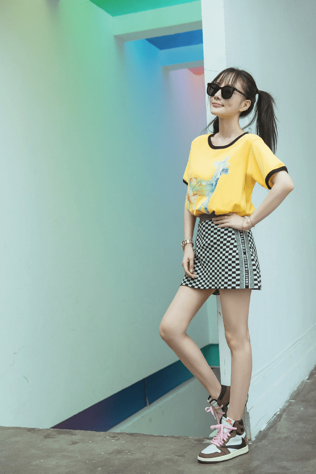 李小璐 李小璐依旧钟爱嘻哈风，黑色外套里还搭长款蕾丝外套装酷，真高调