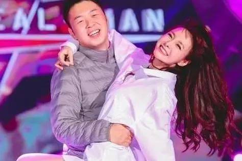 杜海涛|沈梦辰：主持出道与男友撒实名狗粮爆红，曾在节目中现了“原形”