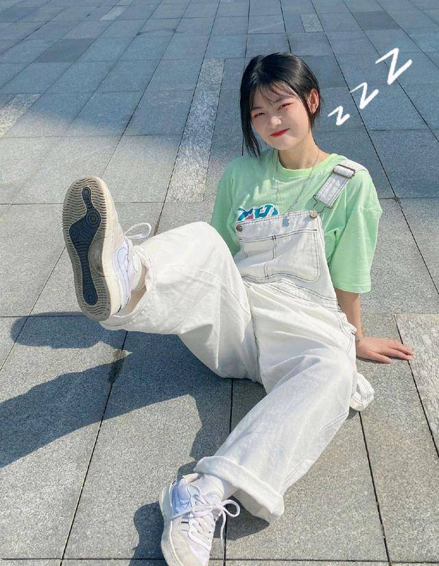 下半身 百搭简约的日常穿搭示范,可甜可咸又有质感,怎么穿都不出错