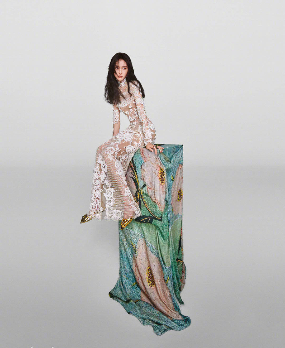 唐嫣着性感蕾丝透视长裙眼神妩媚化身灵动美人鱼