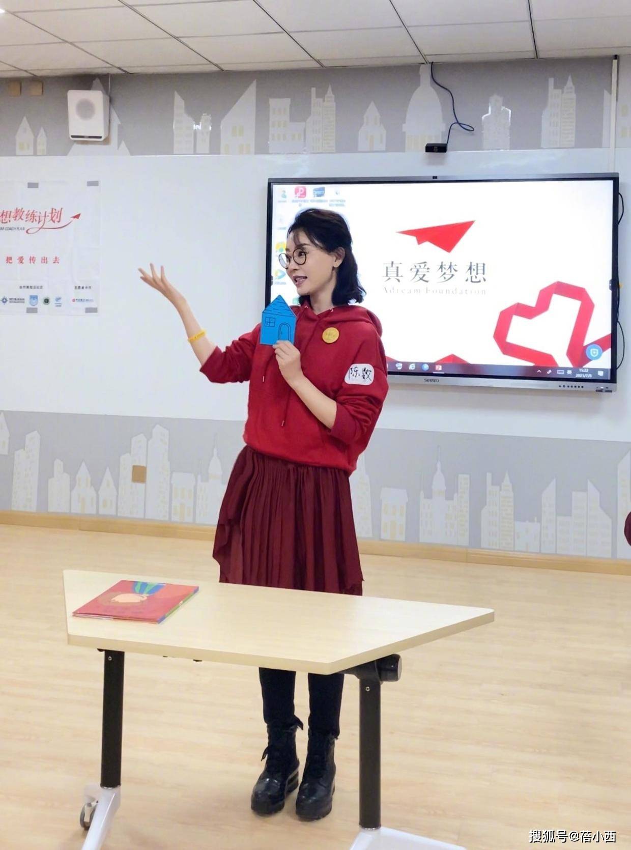 西装 陈数穿出了中年女性想要的高级感,一袭黑色丝绒连衣裙,气质惊艳