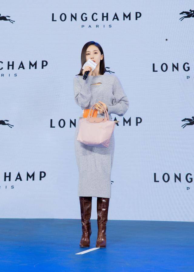 显高 王子文：小个子也能穿长裙？针织长裙配长靴显高，优雅又魅力！