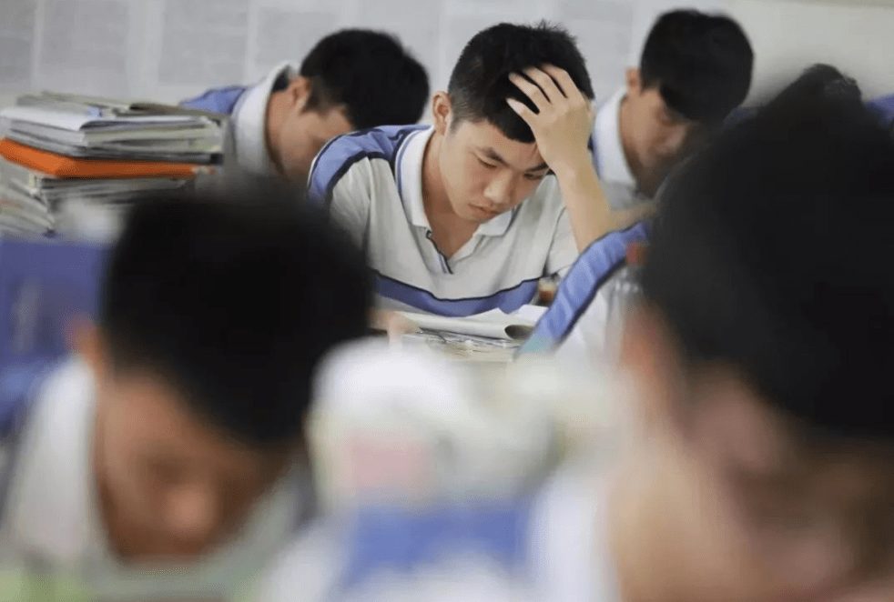 为何初中生毕业后辍学率高 而高中辍学的学生很少 老师讲出原因 家长