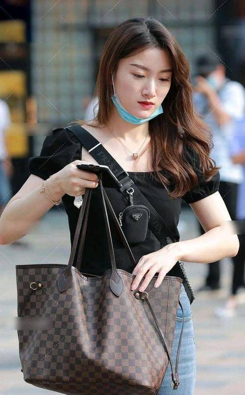 视觉 “微胖”的打底裤女神,选择合身的裙型,走在街头