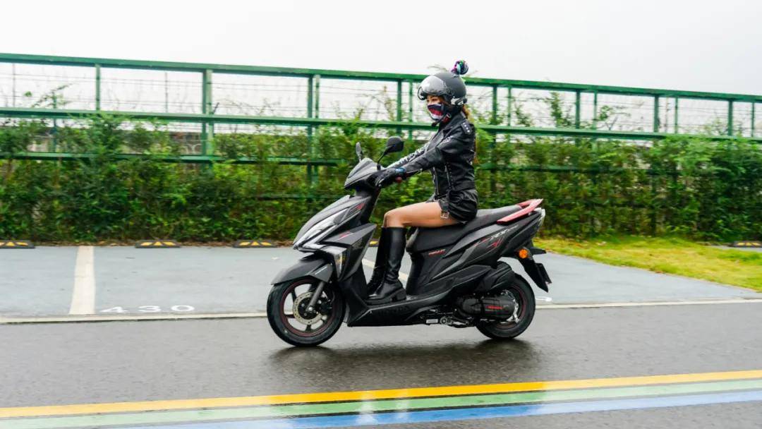 裂行rx125麒麟版打卡成都:与飞机同行,穿越太古里_生活