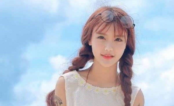 因为整容33次后,22岁韩安冉再现整容医院,三婚老公全程陪同