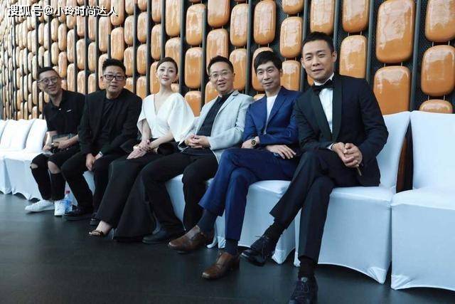 鱼尾 殷桃的美让人移不开眼，穿黑白拼色鱼尾连衣裙亮相，瓜子脸美腻了