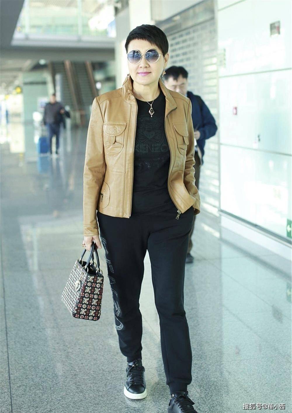 黑色 “国民婆婆”张凯丽气质无敌了,穿衬衫配短裤走机场,秀出豆腐腿