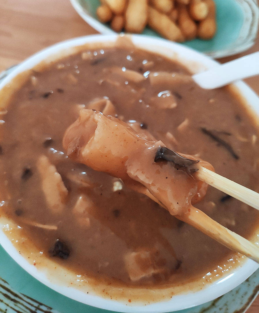 老城区的老街道,老牌子老装修,人均10元的店,可以吃胡辣汤_油条