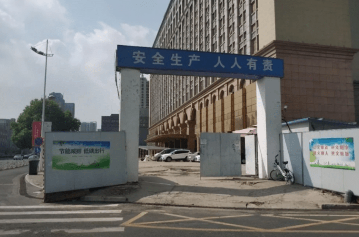 南京曾经的“地标酒店”，还未开业就遭烂尾，至今已有15年之久