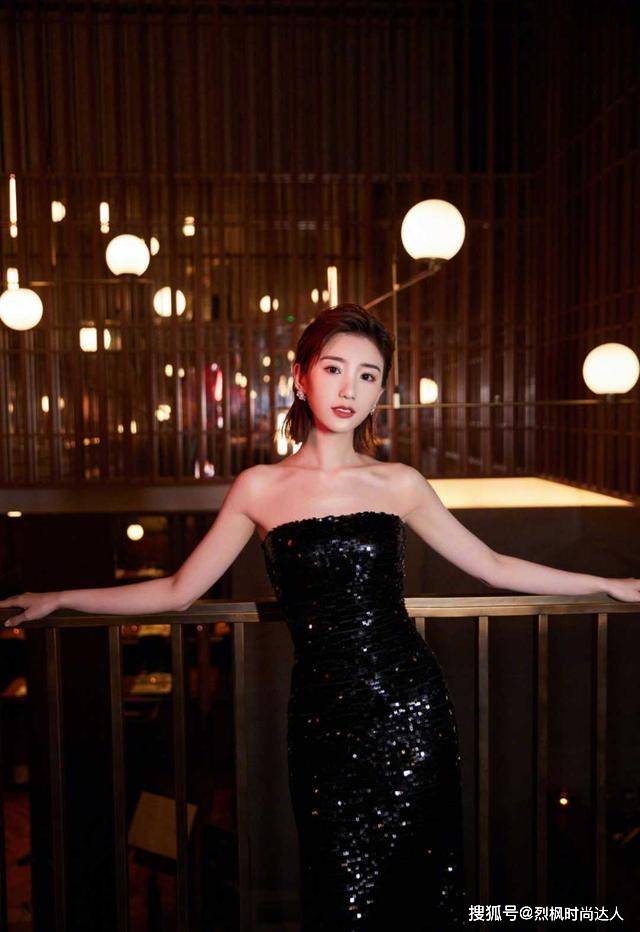 黑色 被毛晓彤造型“迷住”了，穿黑色亮片抹胸连衣裙，身材比例太完美