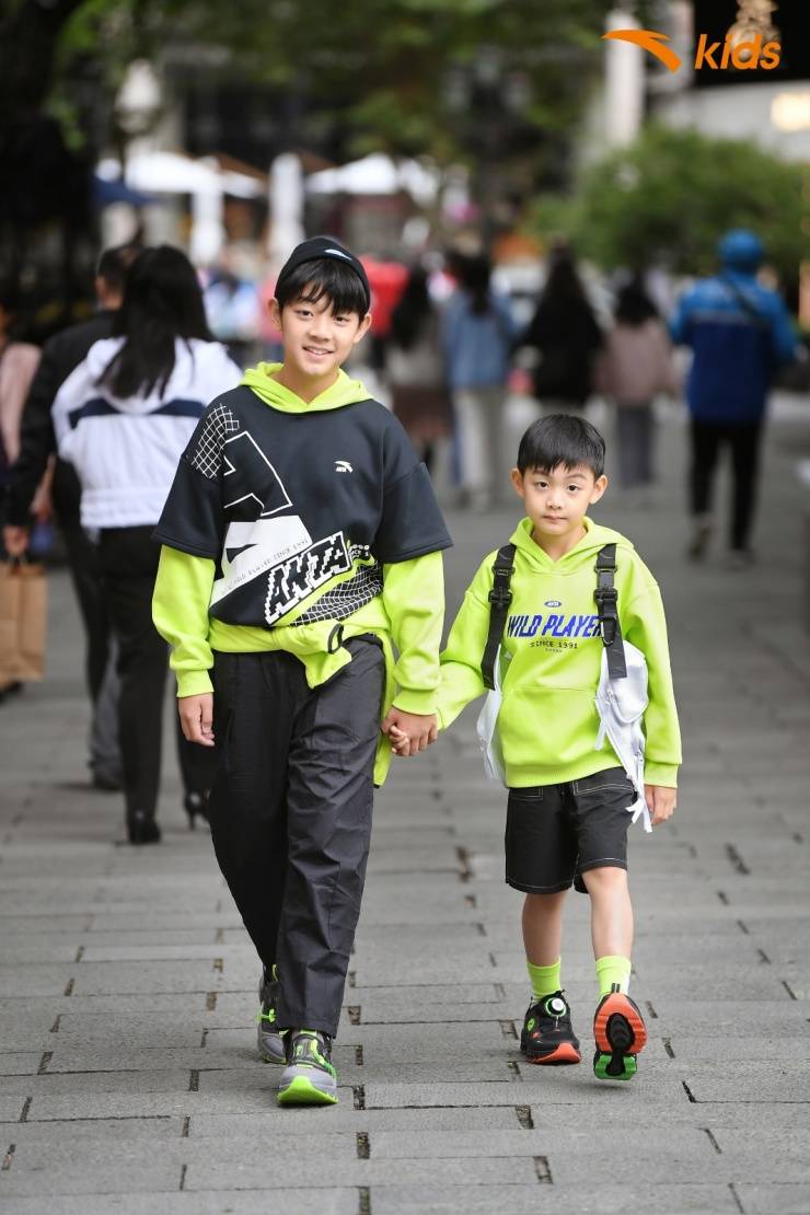 系列 杨阳洋三兄妹最新街拍大片曝光 双胞胎妹妹超萌抢镜