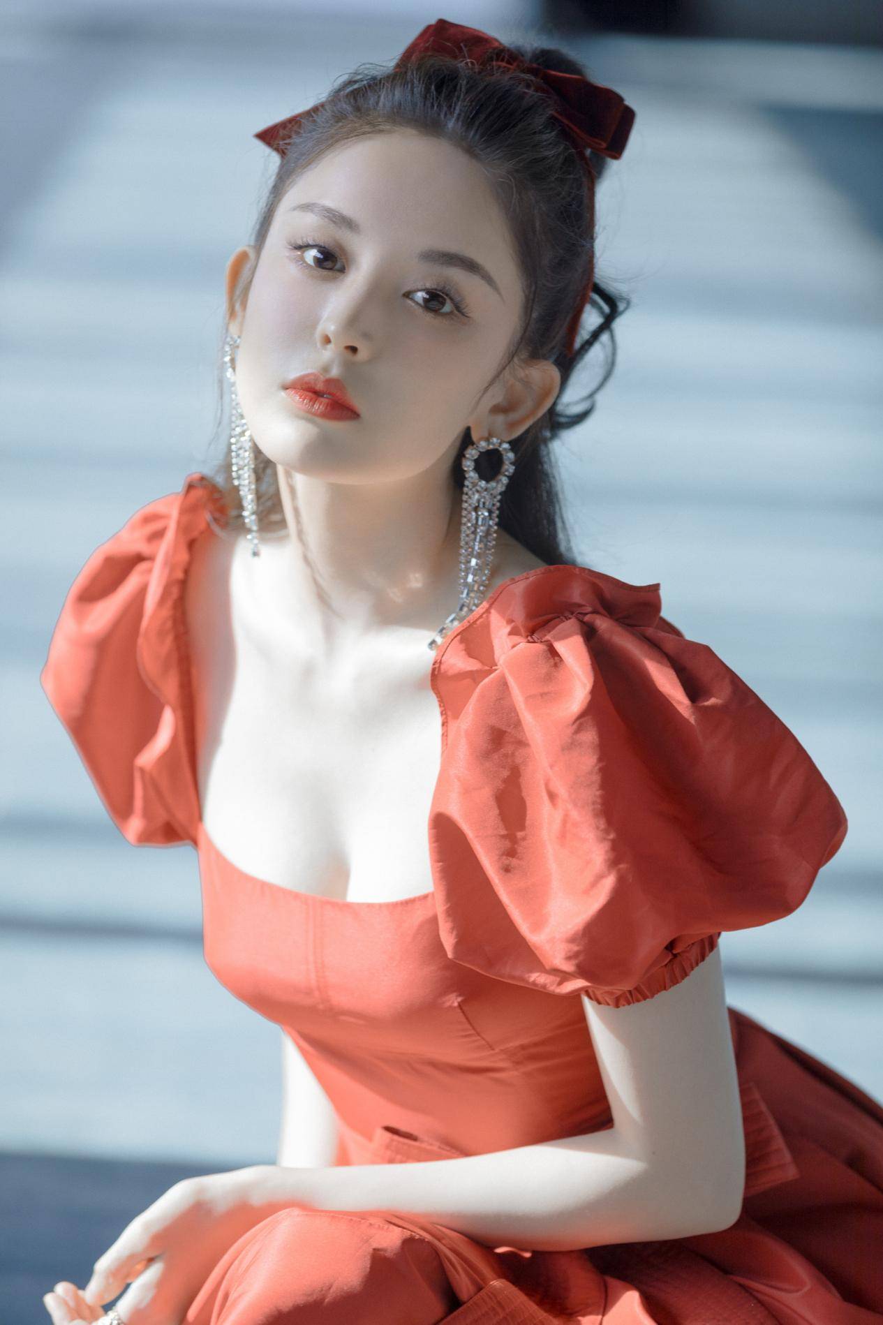 演技 古力娜扎颜值比演技好，红色公主裙宛若真公主，高贵优雅是真绝