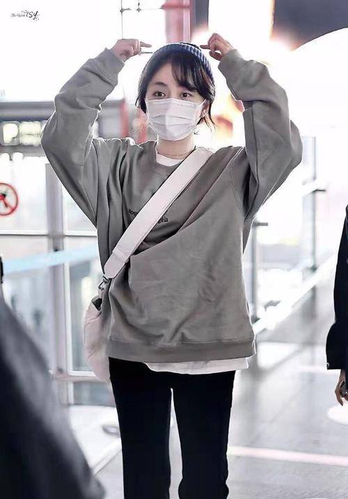 风衣 31岁谭松韵像18，红色碎花裙+风衣，时尚减龄还好看