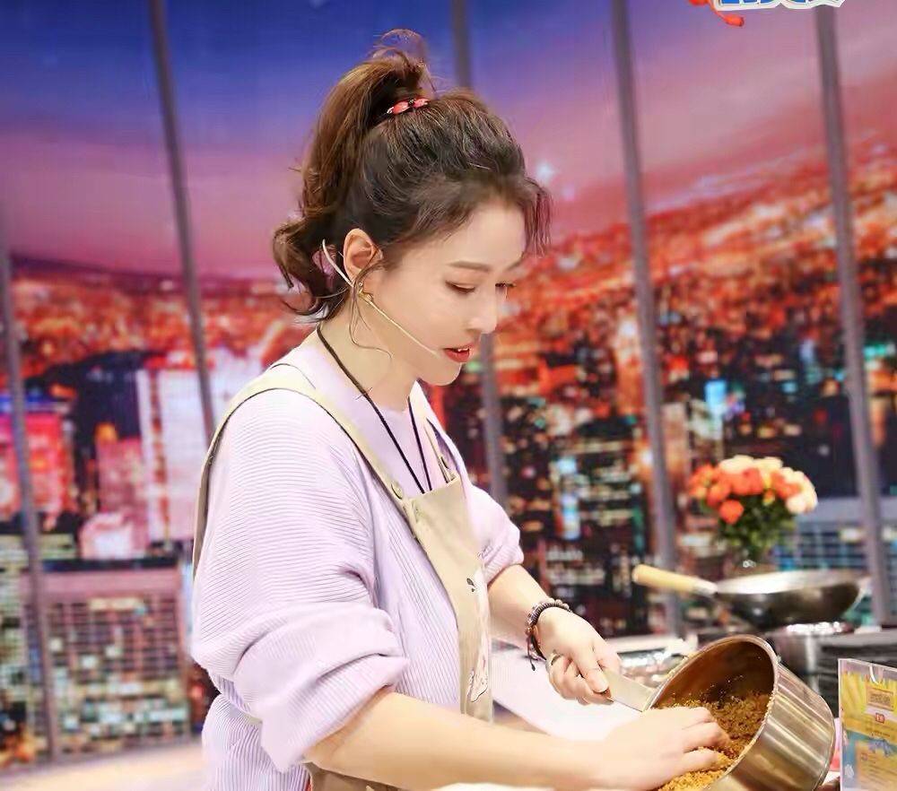 卷发周海媚扮嫩失败,穿棒球服看着挺减龄,却被“阿姨卷发”暴露年纪