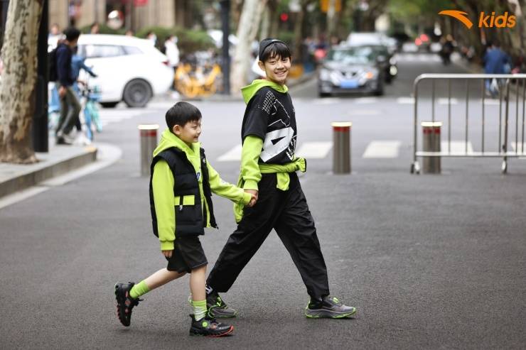 系列 杨阳洋三兄妹最新街拍大片曝光 双胞胎妹妹超萌抢镜