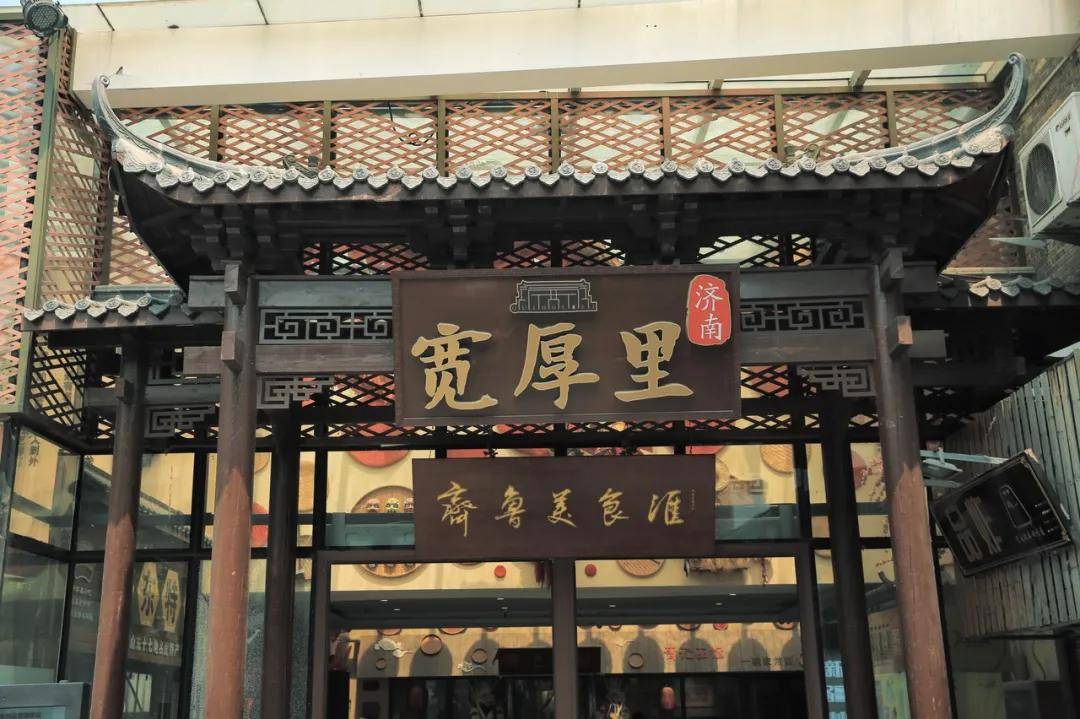 穿行于古韵古味十足的幽巷中,犹如站于历史的门槛;须臾间穿越数百年