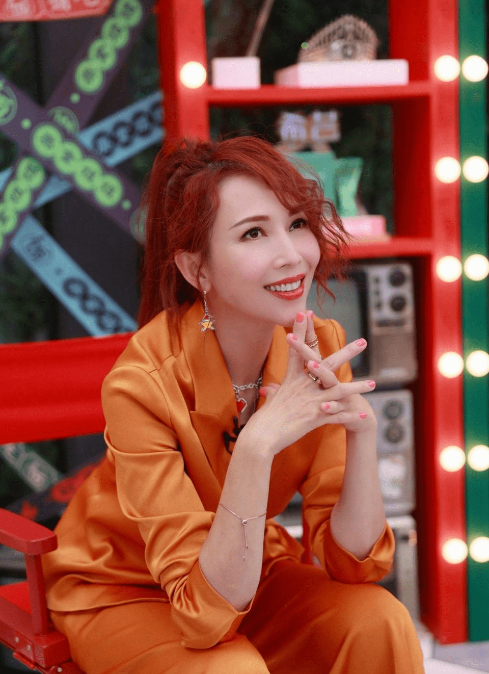 眼袋 蔡少芬为了张晋真是太拼了，顶着眼袋也要上班，造型太显老了