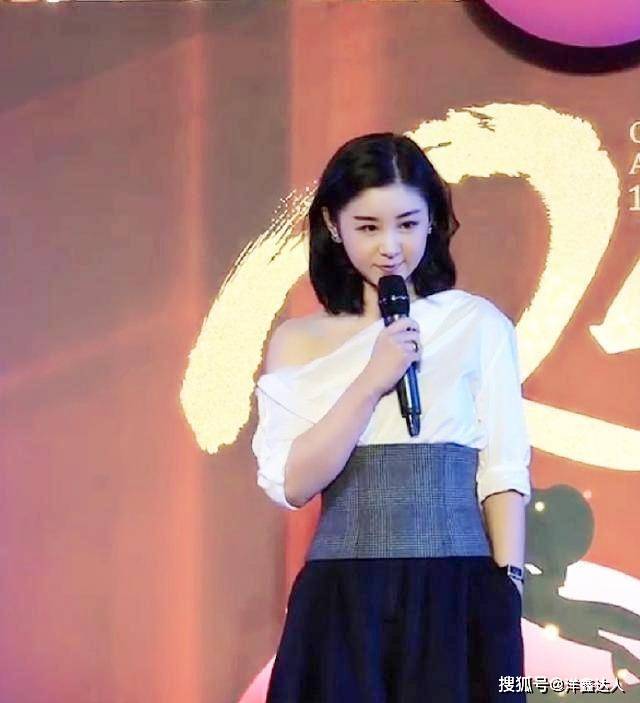 下半身 李小萌瘦下来真惊艳，穿斜肩衬衫配腰封好高级，齐肩短发太减龄