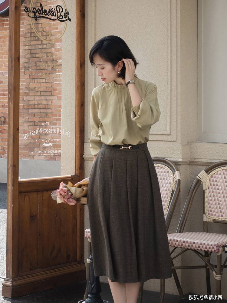 颜色 建议30+女性多穿“毛呢半身裙”，掌握3个搭配要点，时尚又显气质