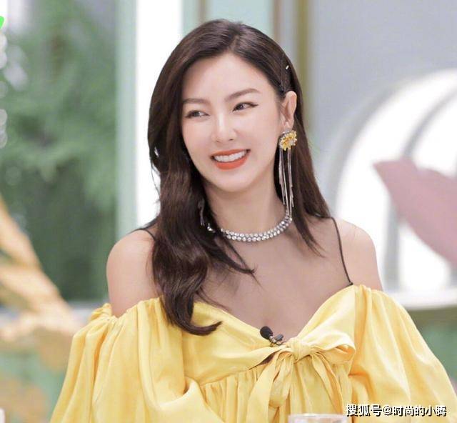 视觉 张雨绮越来越甜美，穿黄色泡泡袖连衣裙录节目，气质也温柔多了