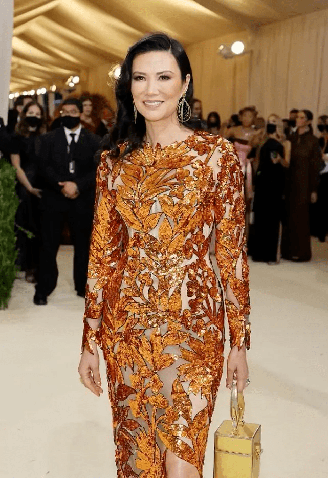 身材 邓文迪真是“女强人”的代表，穿橘色树叶裙走红毯，阔气感十足！