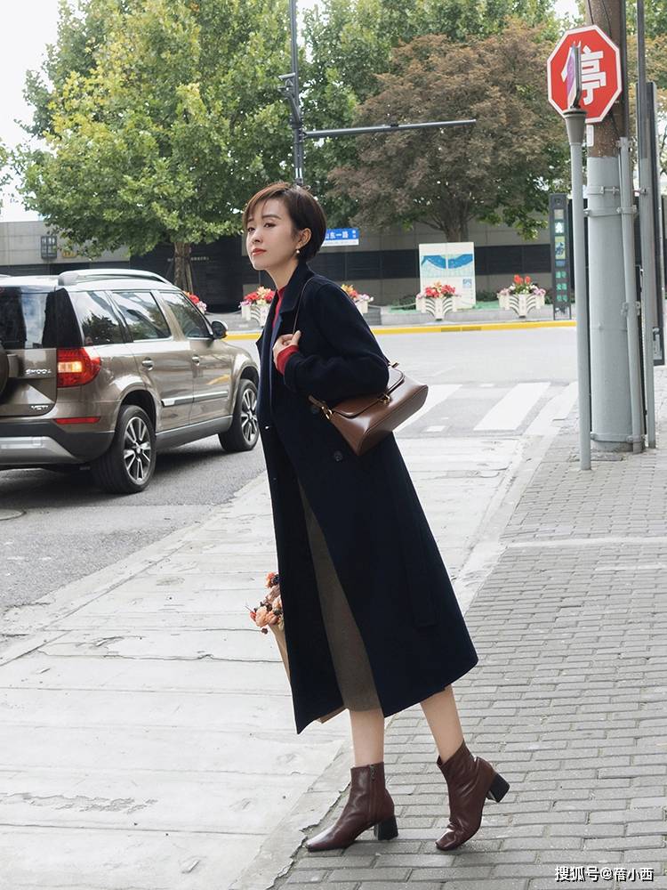 毛衣 奔三奔四的女人,建议多穿大衣+“长筒靴”或“短靴”,时髦洋气