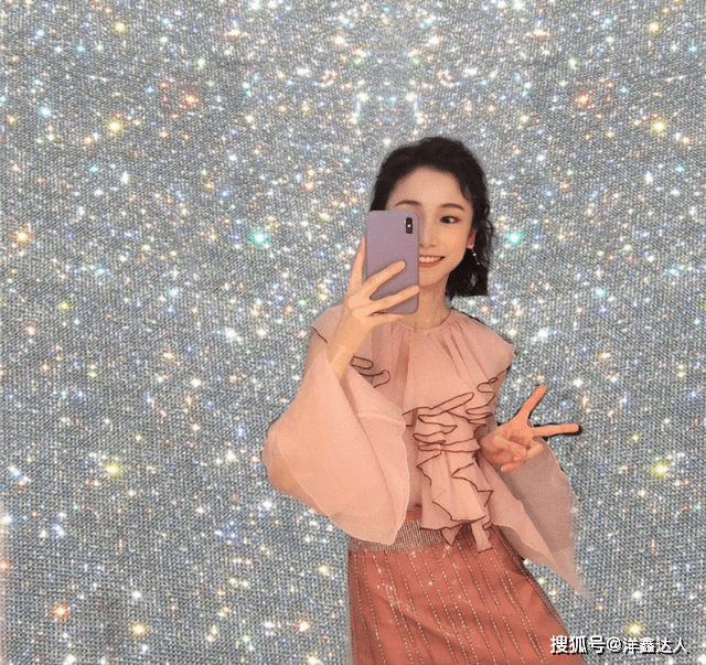 姜梓新 姜梓新瘦得太厉害！穿方领波点连衣裙走红毯，这身材真有70斤吗？