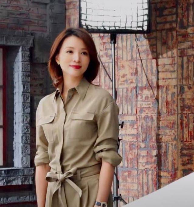 什么 董卿的优雅刻在骨子里，穿一身花哨连体裤也不俗气，全靠气质撑住