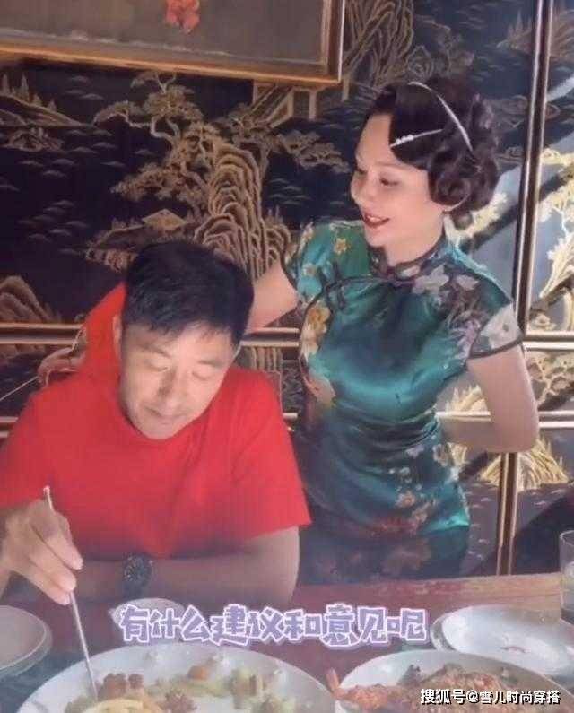 感觉 程莉莎终于穿旗袍了，绿色修身旗袍裙配复古盘发，美得不像话
