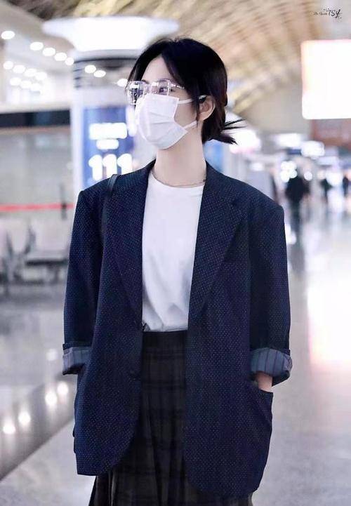 风衣 31岁谭松韵像18，红色碎花裙+风衣，时尚减龄还好看