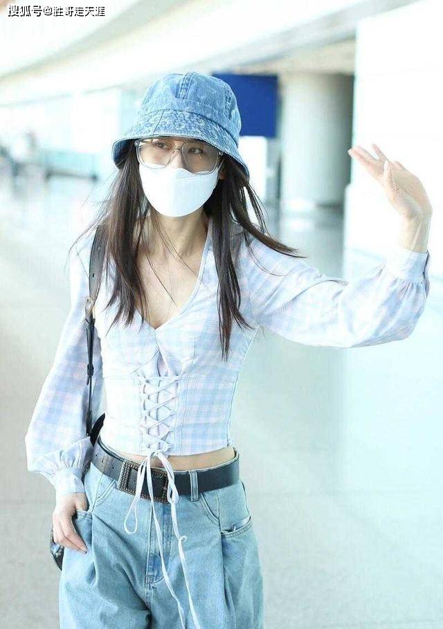 黄圣依 “阔太”黄圣依真赶时髦,穿束腰衬衫配阔腿牛仔裤,嫩成00后