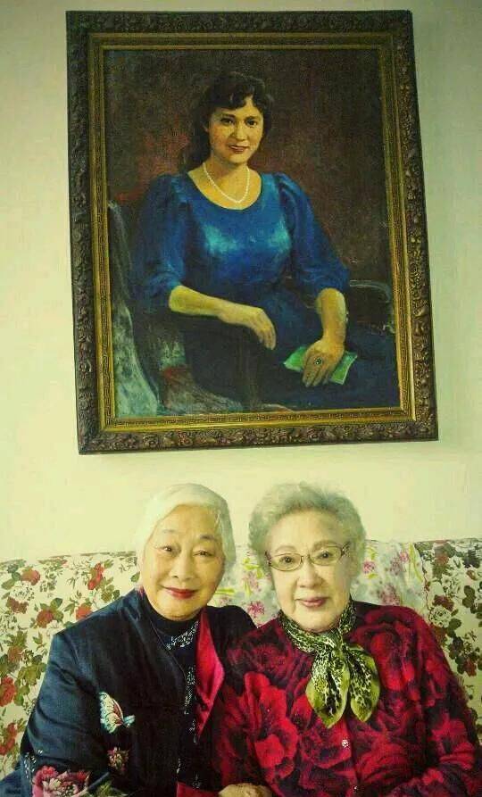 秦怡 99岁秦怡同框94岁卢燕,两人一头白发依然优雅精致,美了一辈子