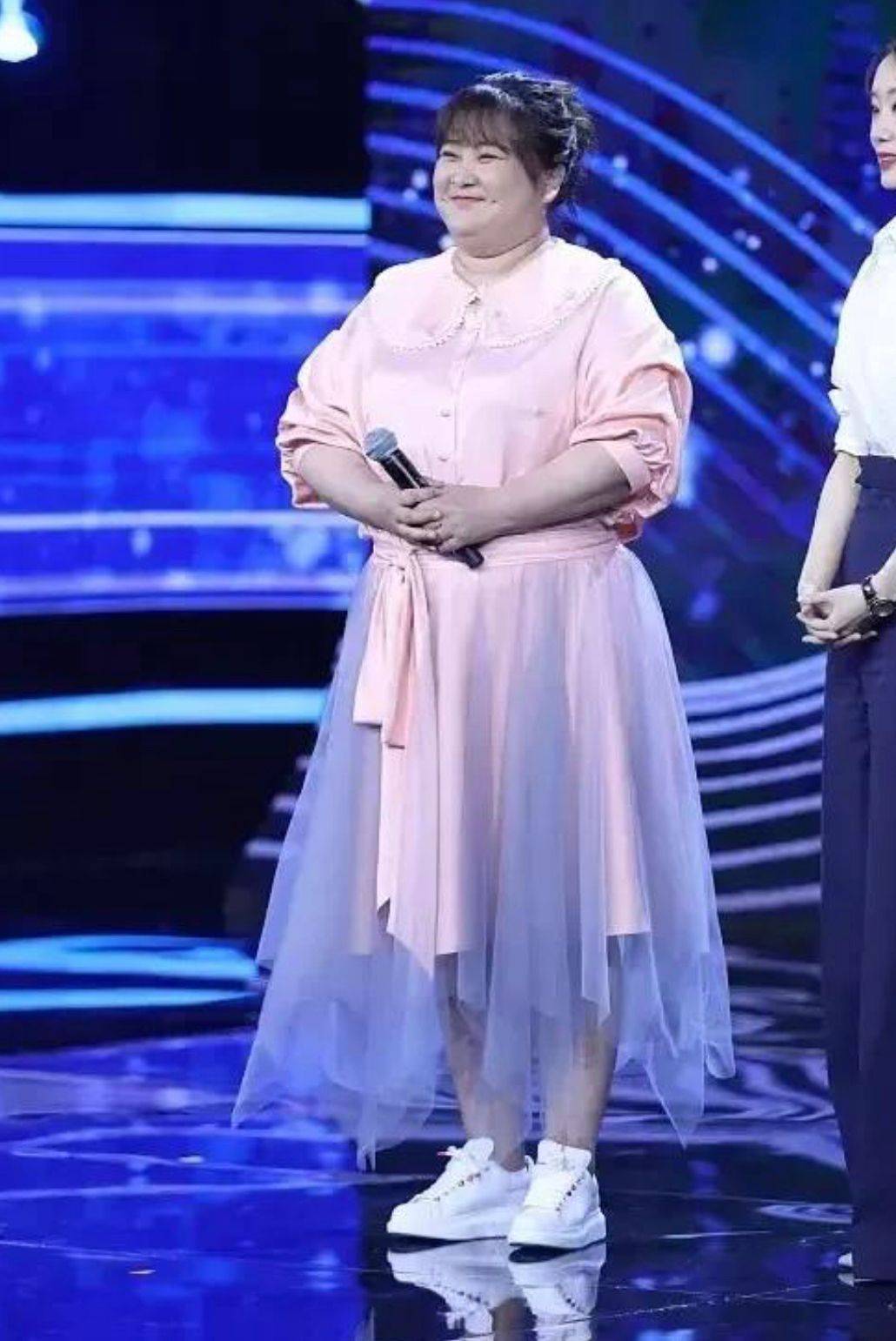 骨子里 贾玲胖得很坦荡,把仙气纱裙穿出“围裙”的感觉,骨子里依然自信