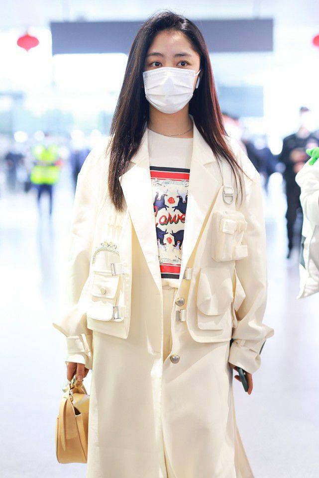 设计 谭松韵这造型挺有个性，衣服上这么多口袋，都要看花眼了