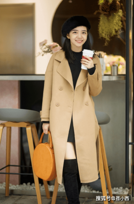 毛衣 奔三奔四的女人,建议多穿大衣+“长筒靴”或“短靴”,时髦洋气